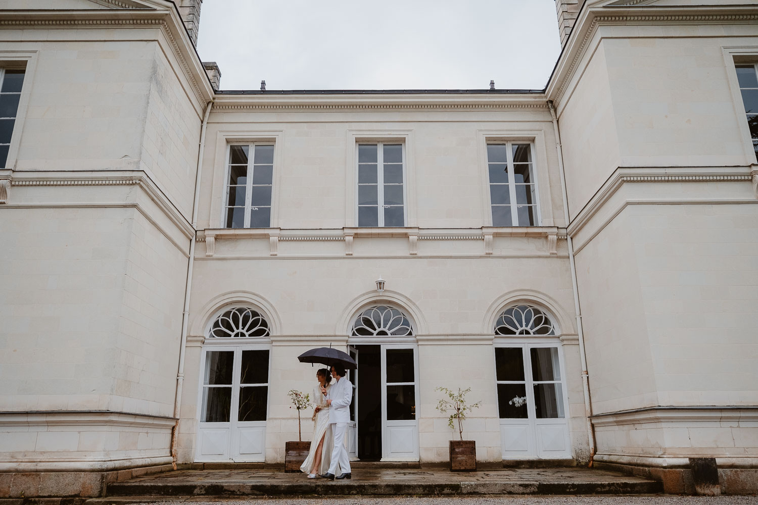 photo first look découverte mariés — Château de la Rairie à Pont Saint Martin