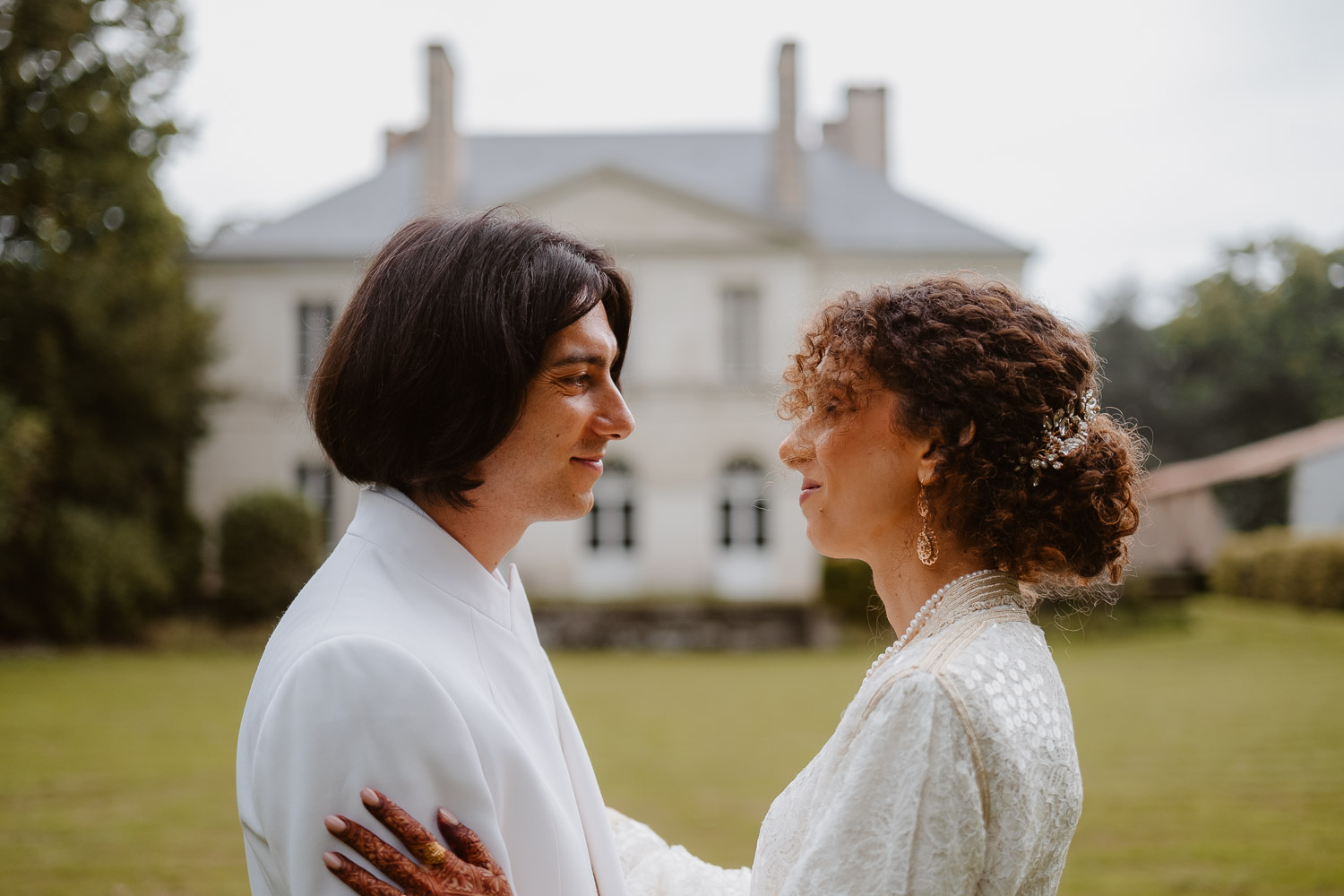 séance photo couple jeunes mariés — Château de la Rairie à Pont Saint Martin