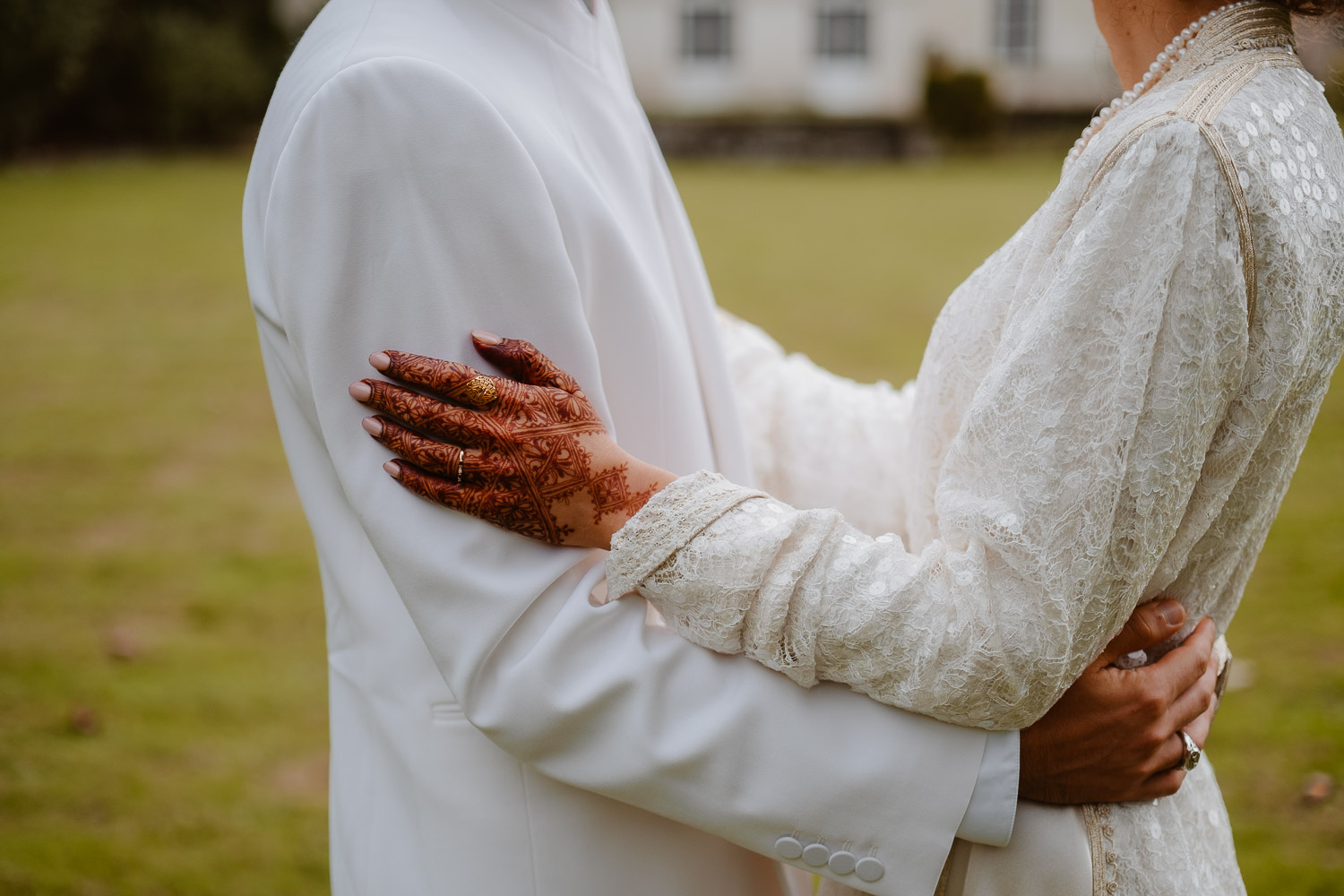séance photo couple jeunes mariés — Château de la Rairie à Pont Saint Martin
