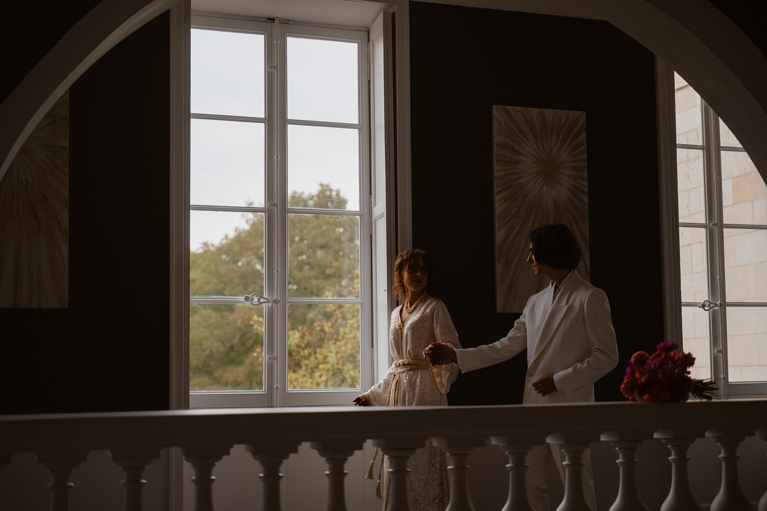 séance photo couple jeunes mariés — Château de la Rairie à Pont Saint Martin