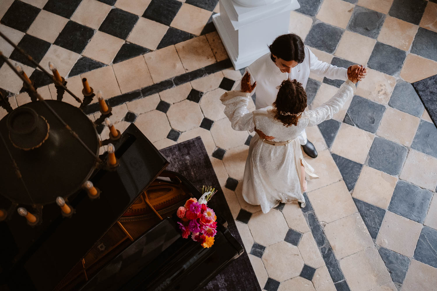 séance photo couple jeunes mariés — Château de la Rairie à Pont Saint Martin