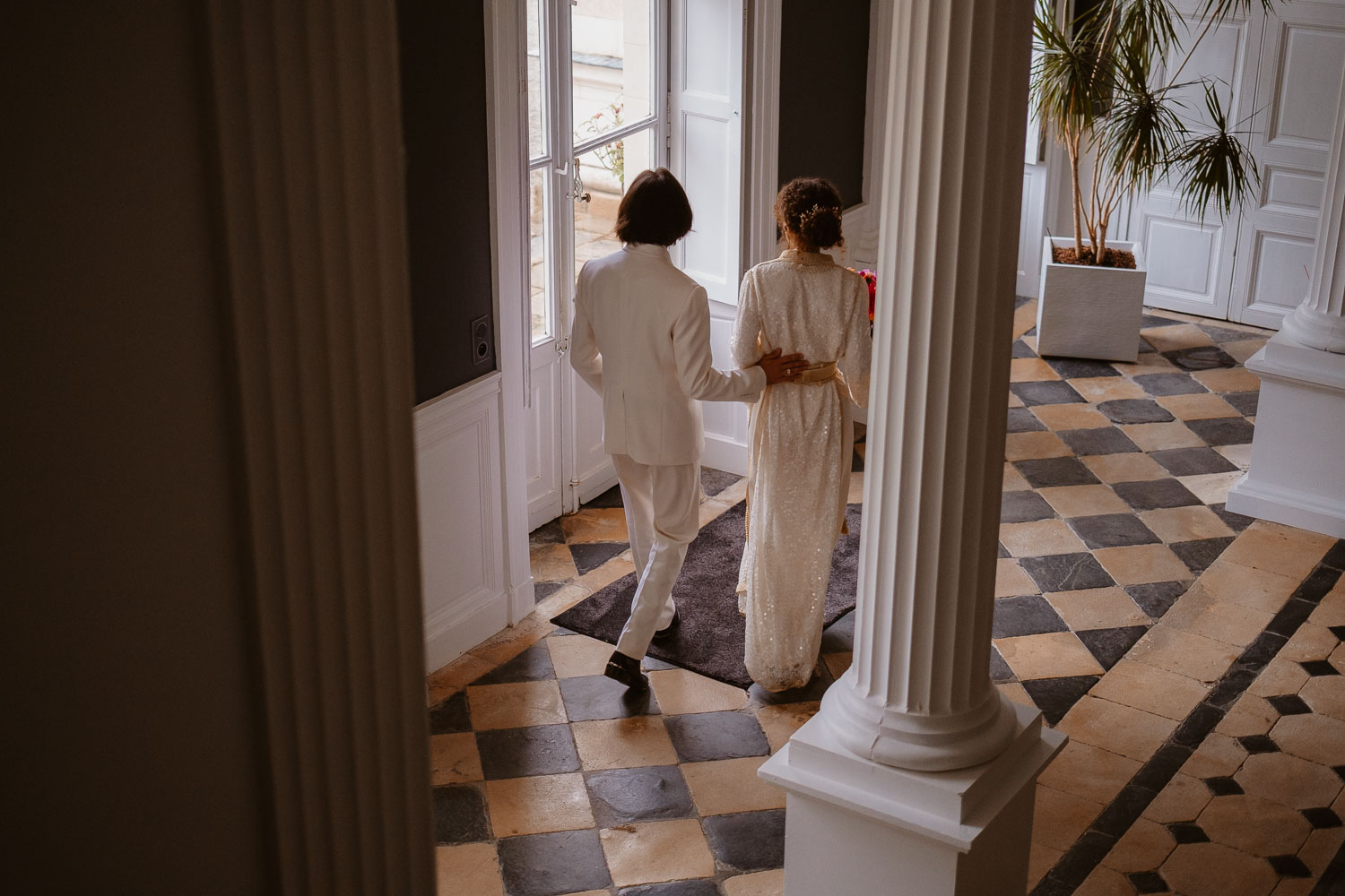 reportage photo préparatifs caftan haute couture Taïka by Nour mariée — Château de la Rairie à Pont Saint Martin