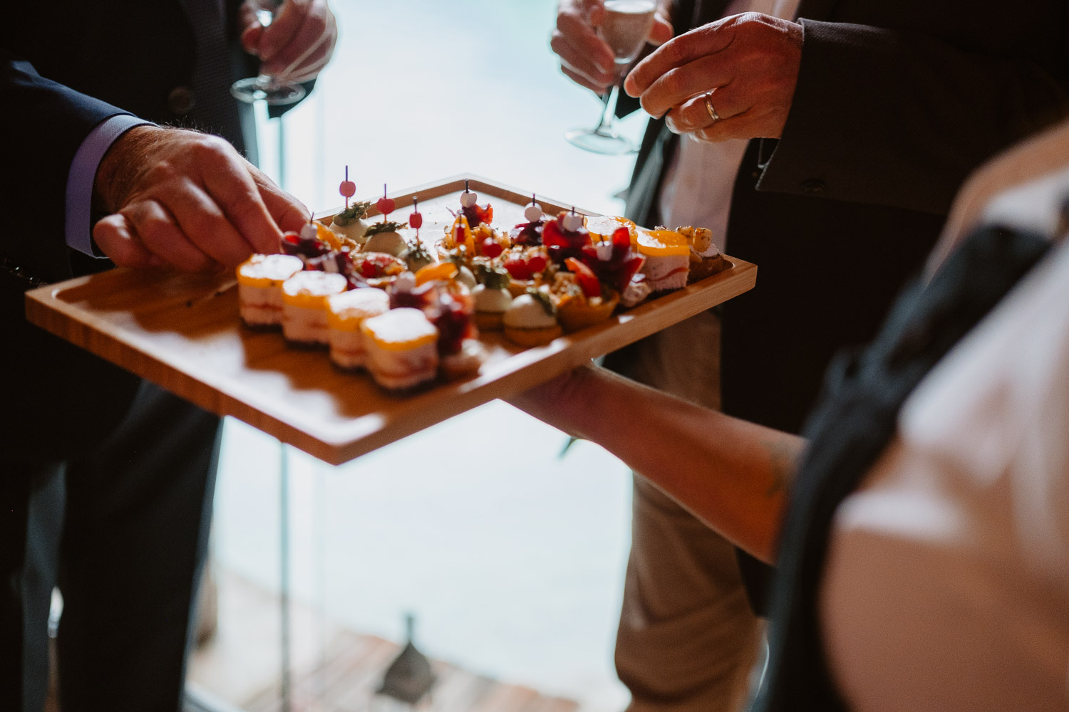 reportage photo lifestyle instants de vie cocktail mariage— Château de la Rairie à Pont Saint Martin