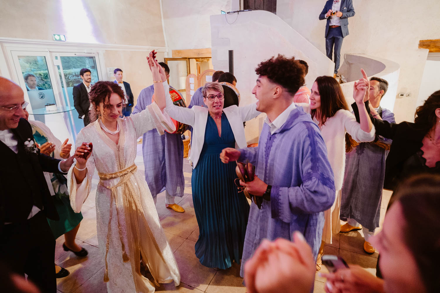 reportage photo lifestyle instants de vie cocktail mariage— Château de la Rairie à Pont Saint Martin