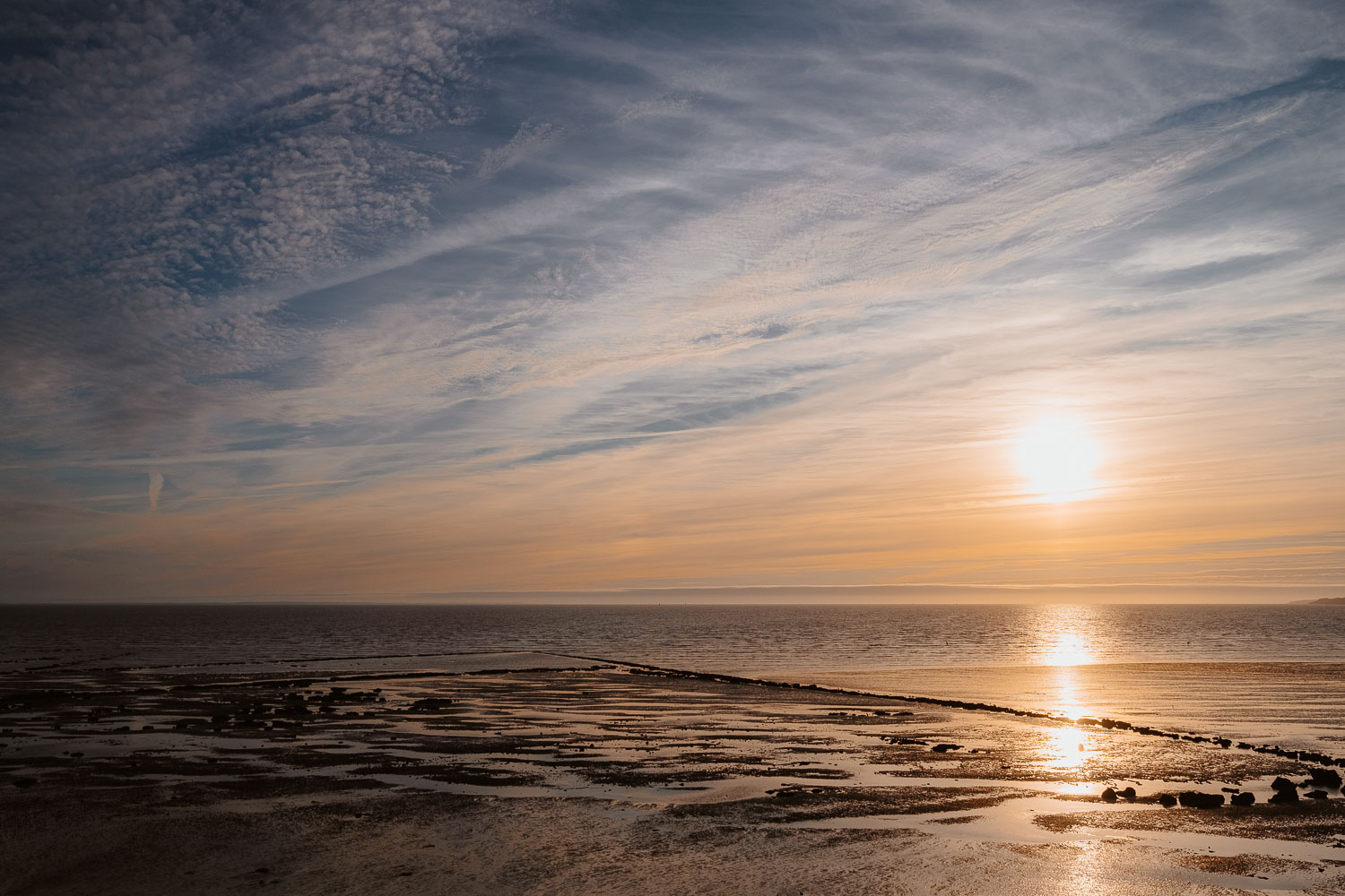 Séance photo de famille en bord de mer au coucher de soleil près de Pornic en loire atlantique