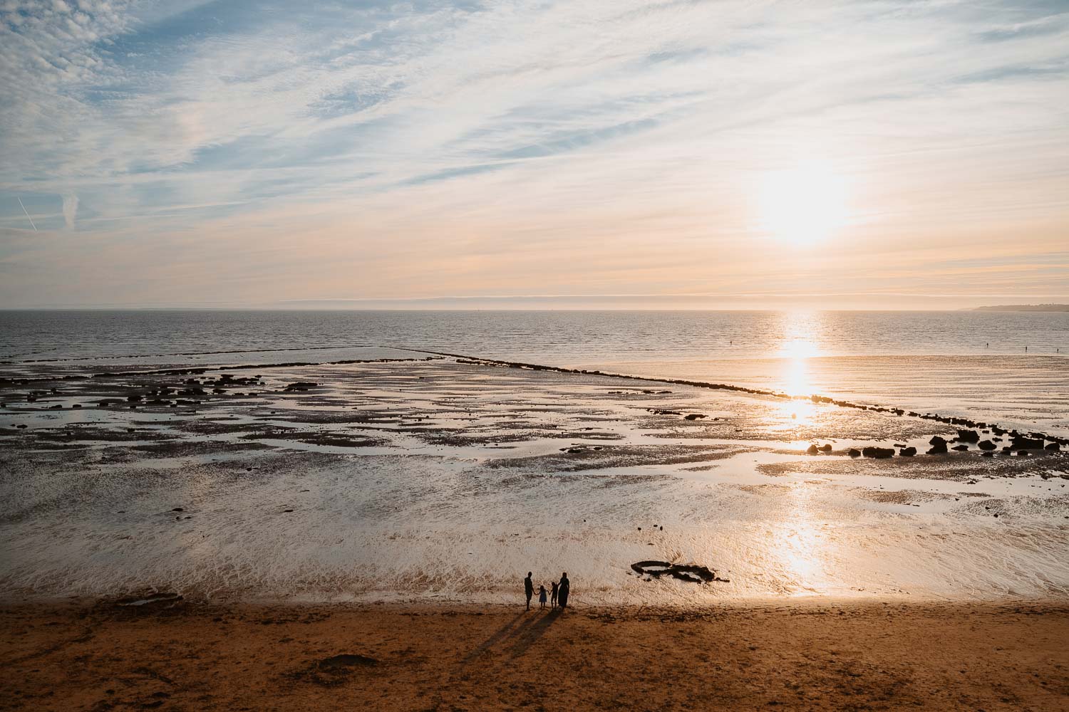 Séance photo de famille en bord de mer au coucher de soleil près de Pornic en loire atlantique