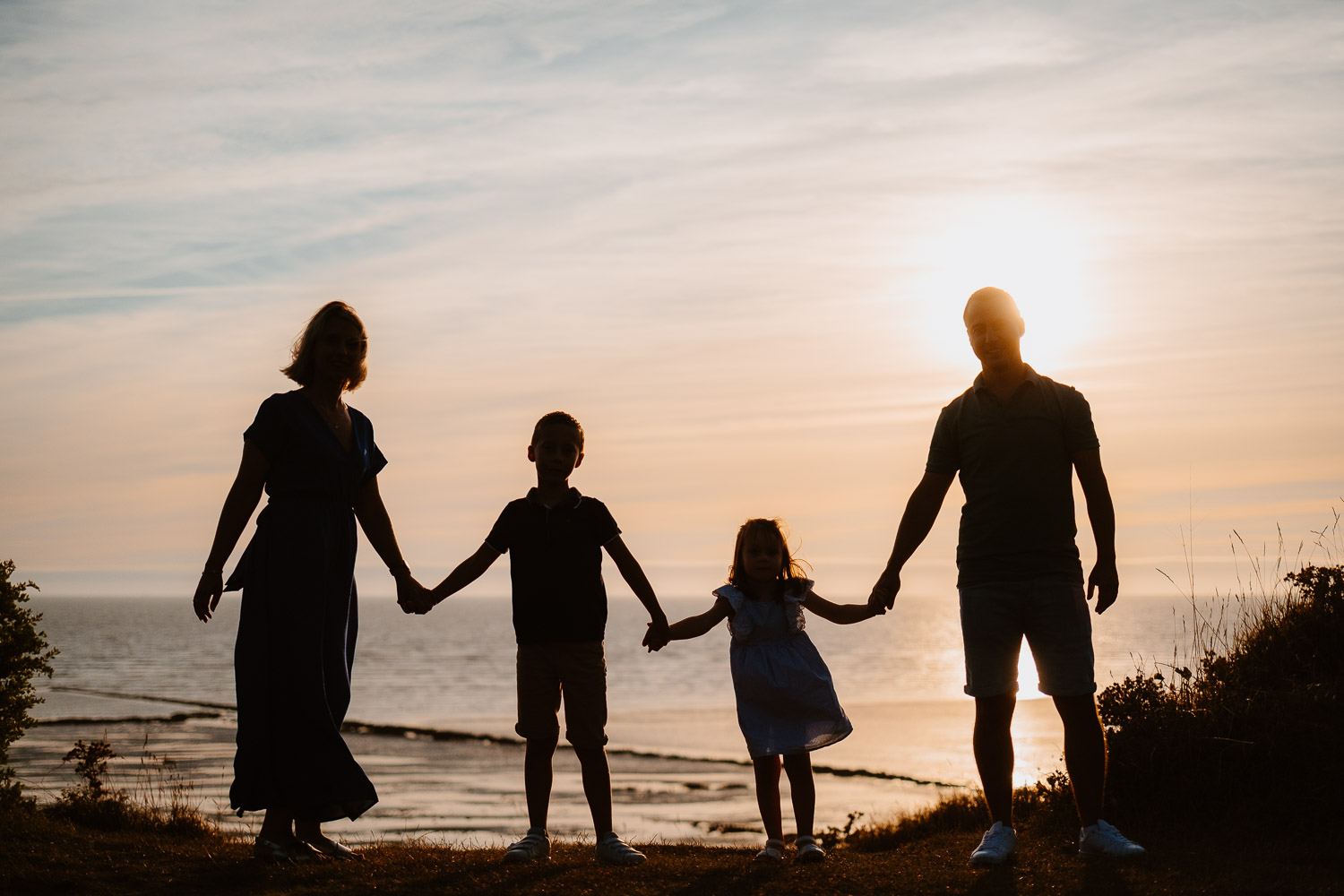 Séance photo de famille en bord de mer au coucher de soleil près de Pornic en loire atlantique
