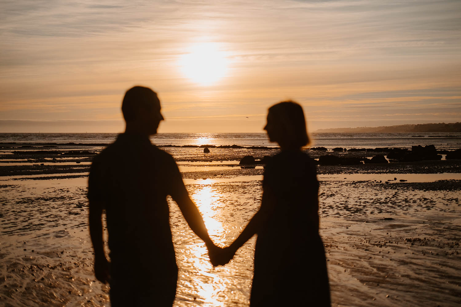 Séance photo de famille en bord de mer au coucher de soleil près de Pornic en loire atlantique