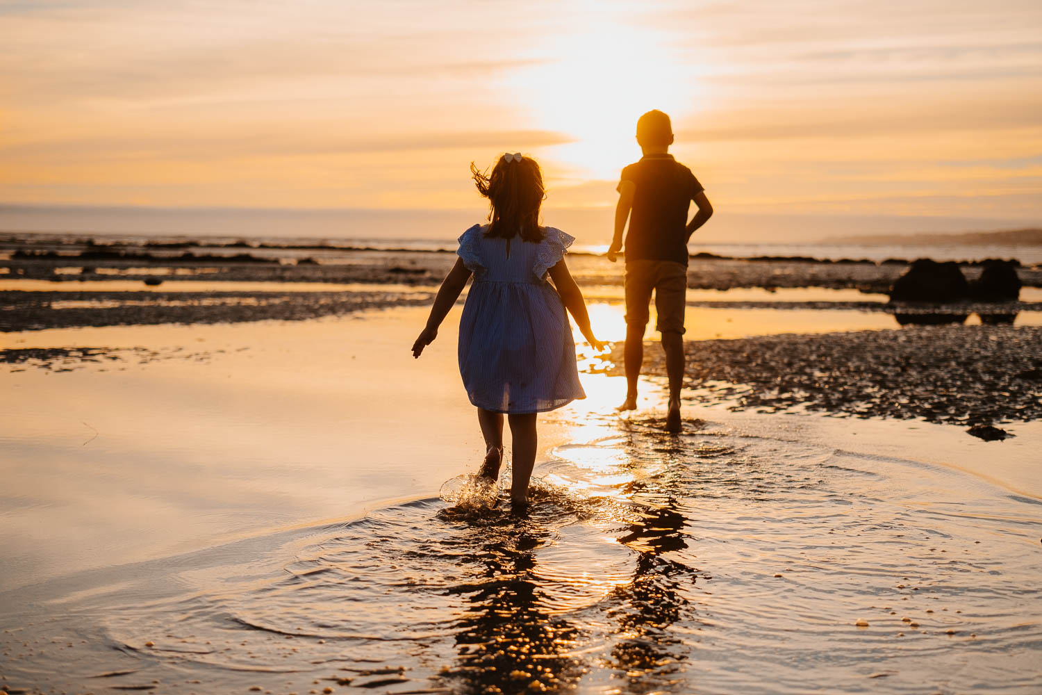 Séance photo de famille en bord de mer au coucher de soleil près de Pornic en loire atlantique