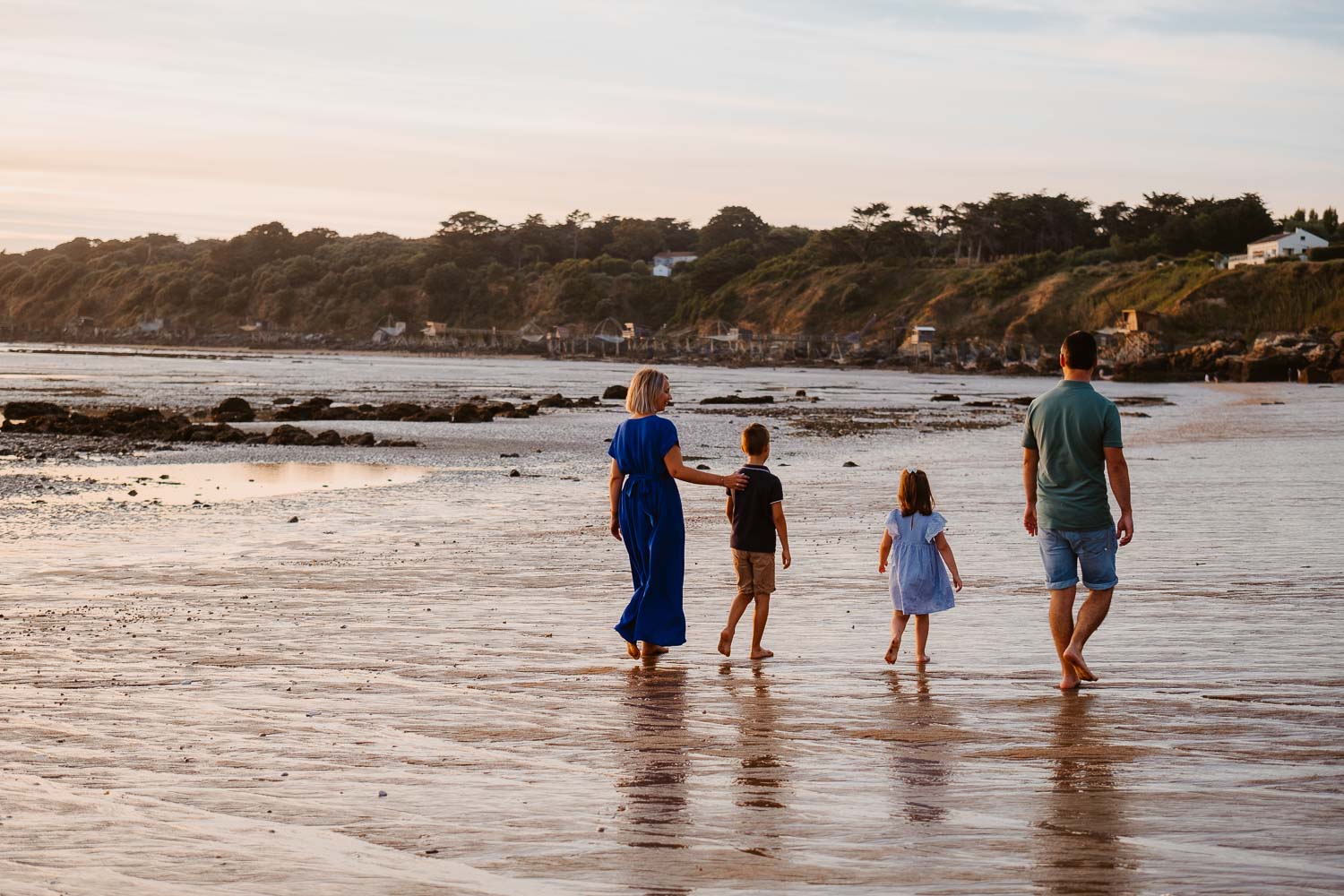 Séance photo de famille en bord de mer au coucher de soleil près de Pornic en loire atlantique