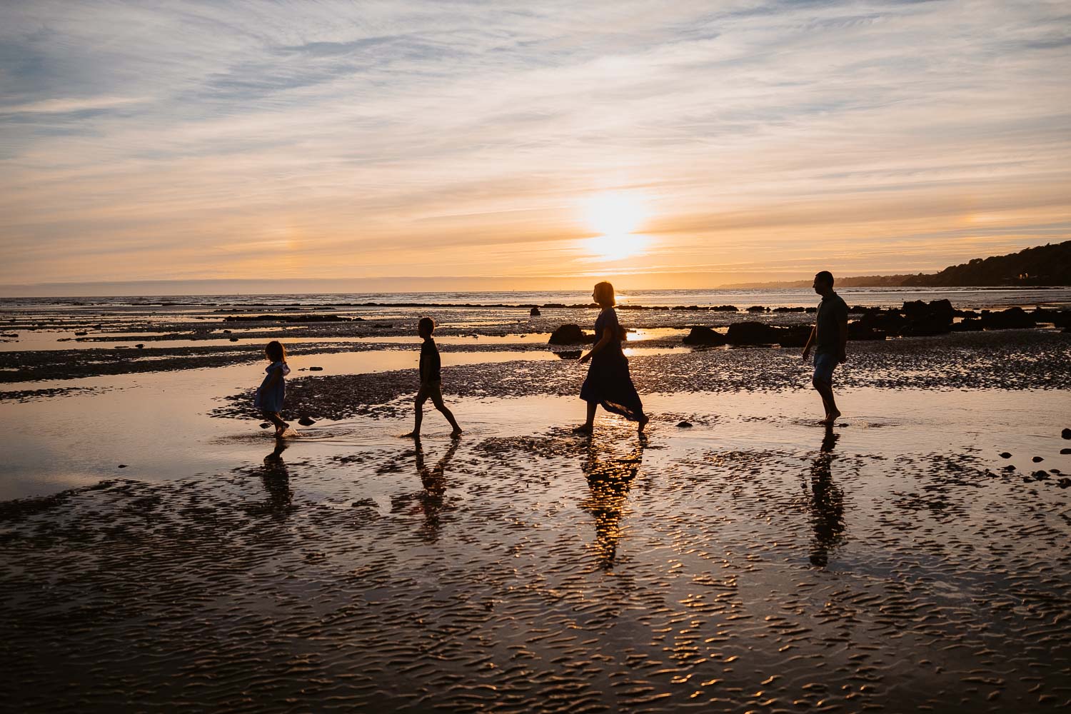 Séance photo de famille en bord de mer au coucher de soleil près de Pornic en loire atlantique