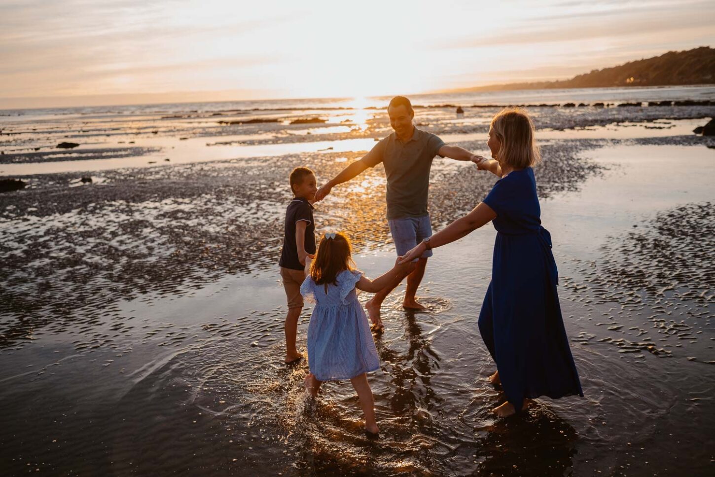 Séance photo de famille en bord de mer au coucher de soleil près de Pornic en loire atlantique