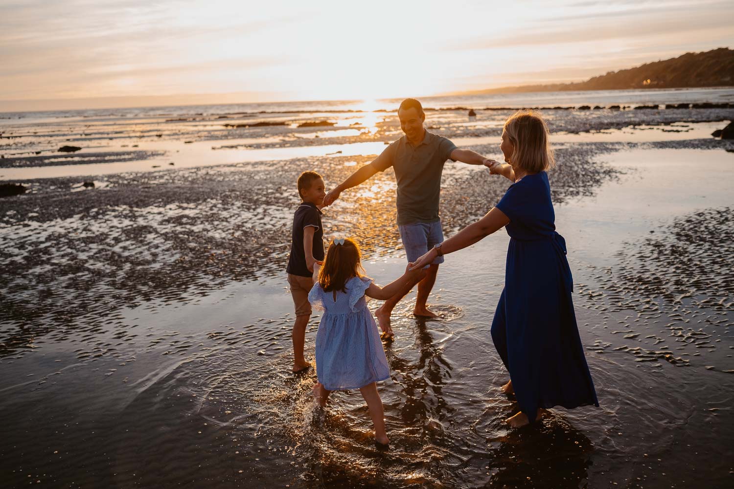 Séance photo de famille en bord de mer au coucher de soleil près de Pornic en loire atlantique