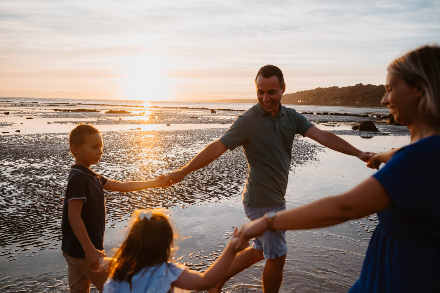 Séance photo de famille en bord de mer au coucher de soleil près de Pornic en loire atlantique