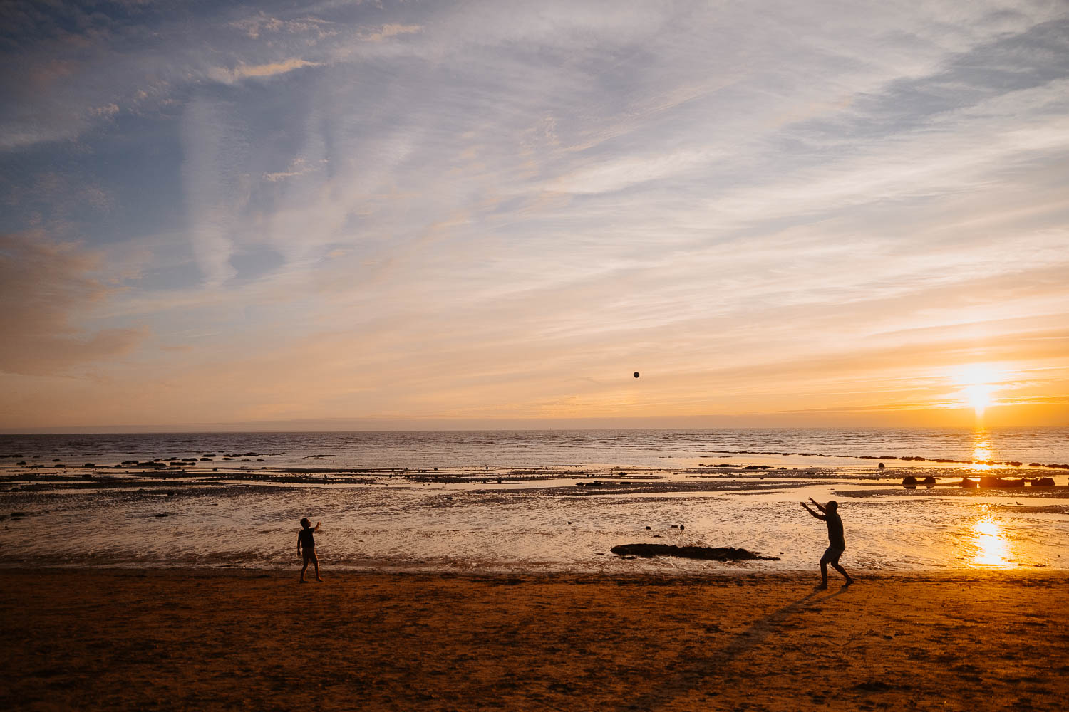 Séance photo de famille en bord de mer au coucher de soleil près de Pornic en loire atlantique