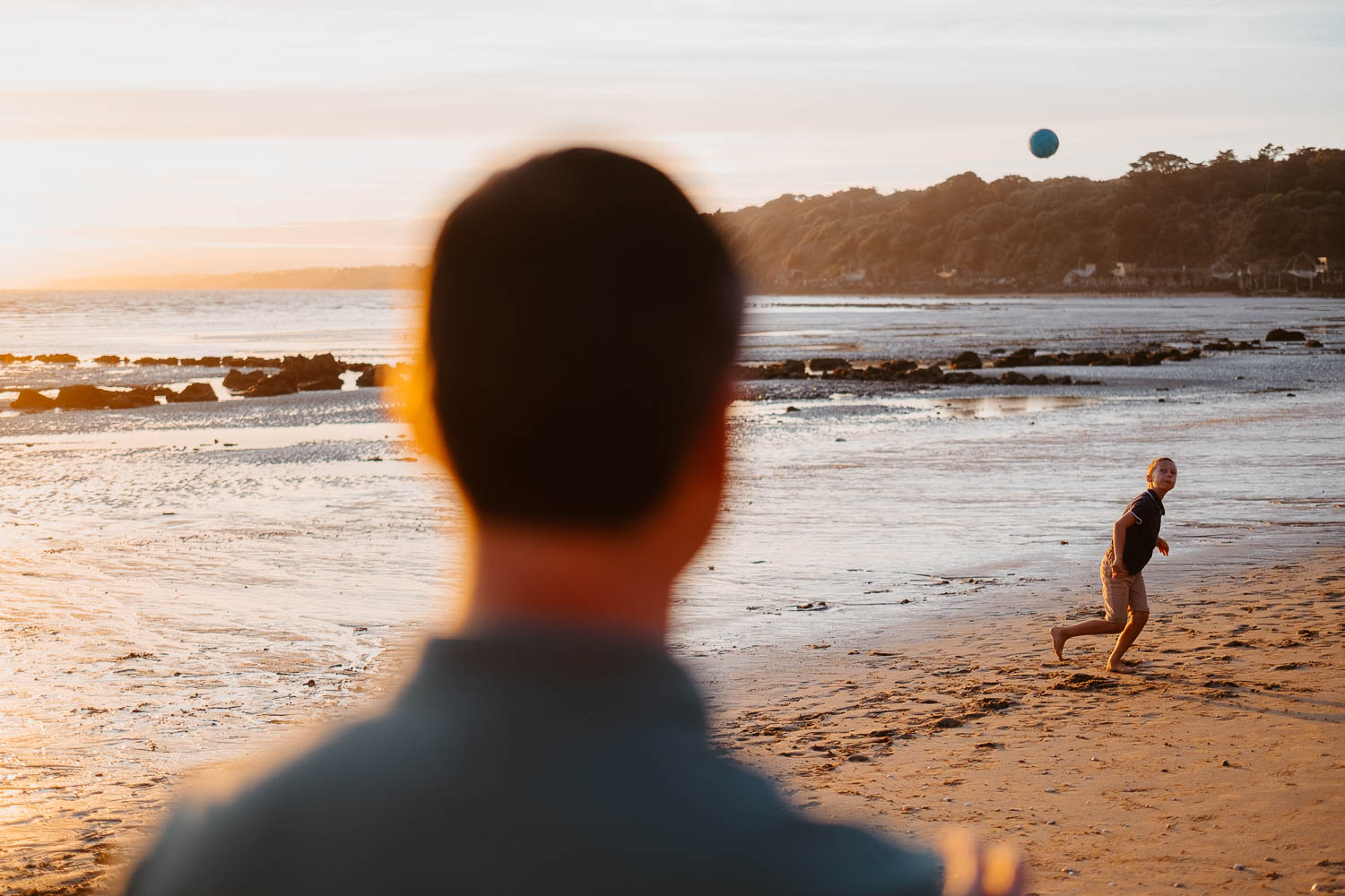 Séance photo de famille en bord de mer au coucher de soleil près de Pornic en loire atlantique