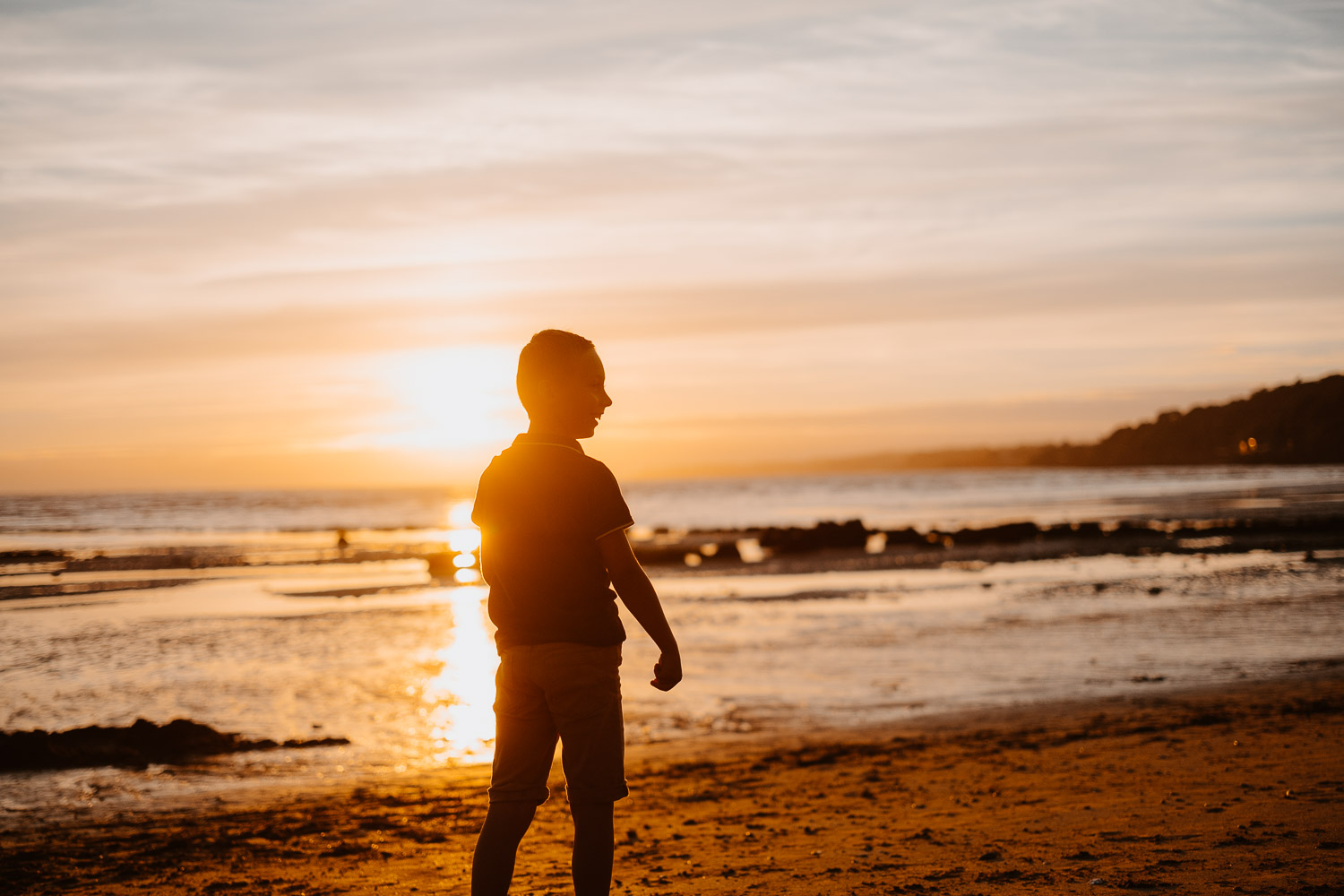 Séance photo de famille en bord de mer au coucher de soleil près de Pornic en loire atlantique
