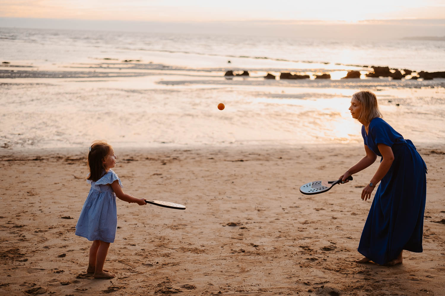 Séance photo de famille en bord de mer au coucher de soleil près de Pornic en loire atlantique