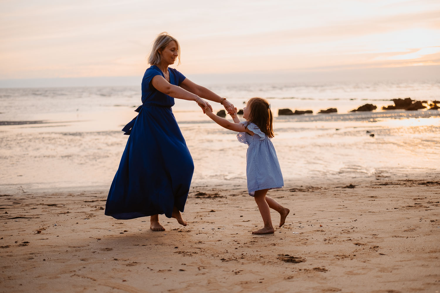 Séance photo de famille en bord de mer au coucher de soleil près de Pornic en loire atlantique