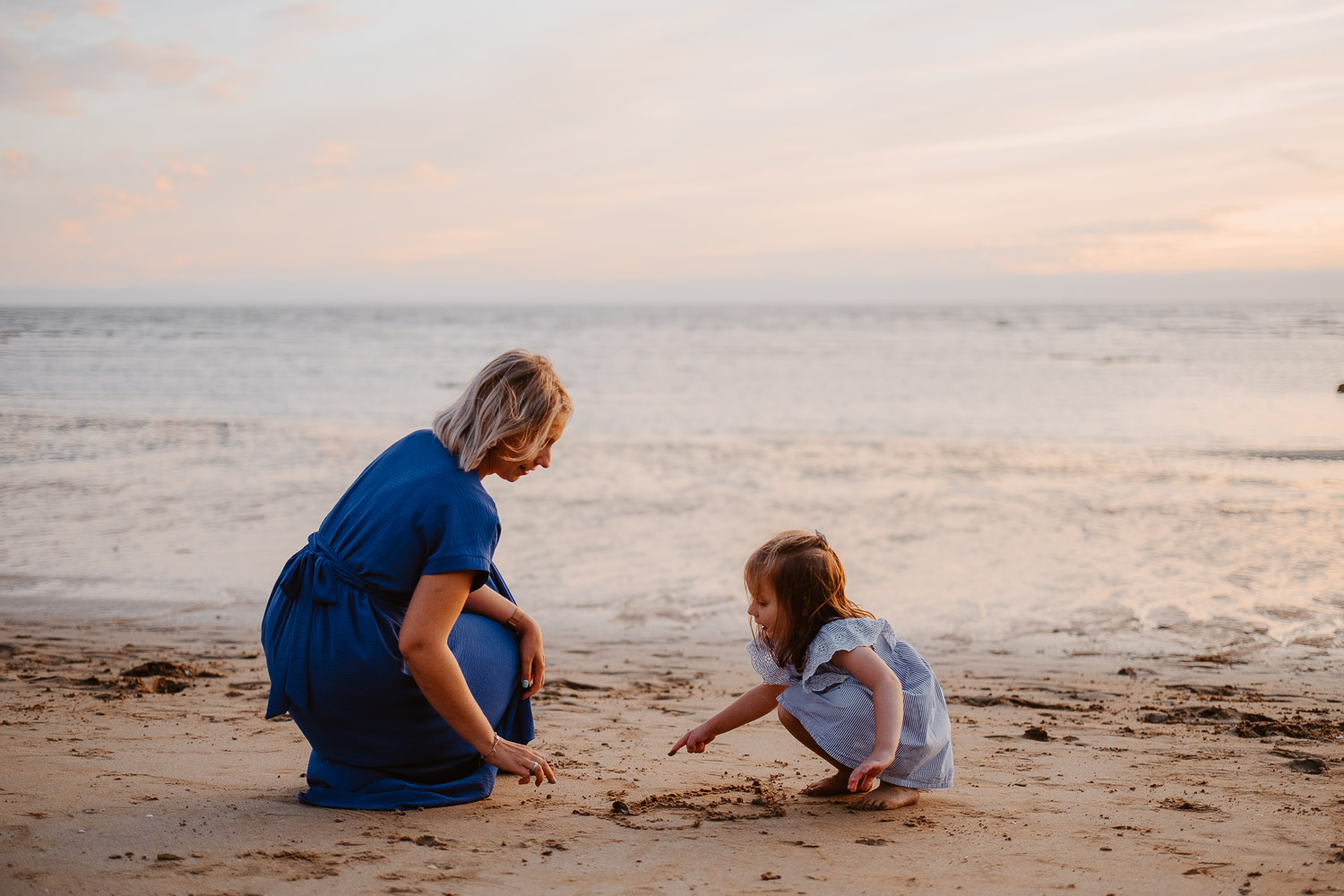 Séance photo de famille en bord de mer au coucher de soleil près de Pornic en loire atlantique