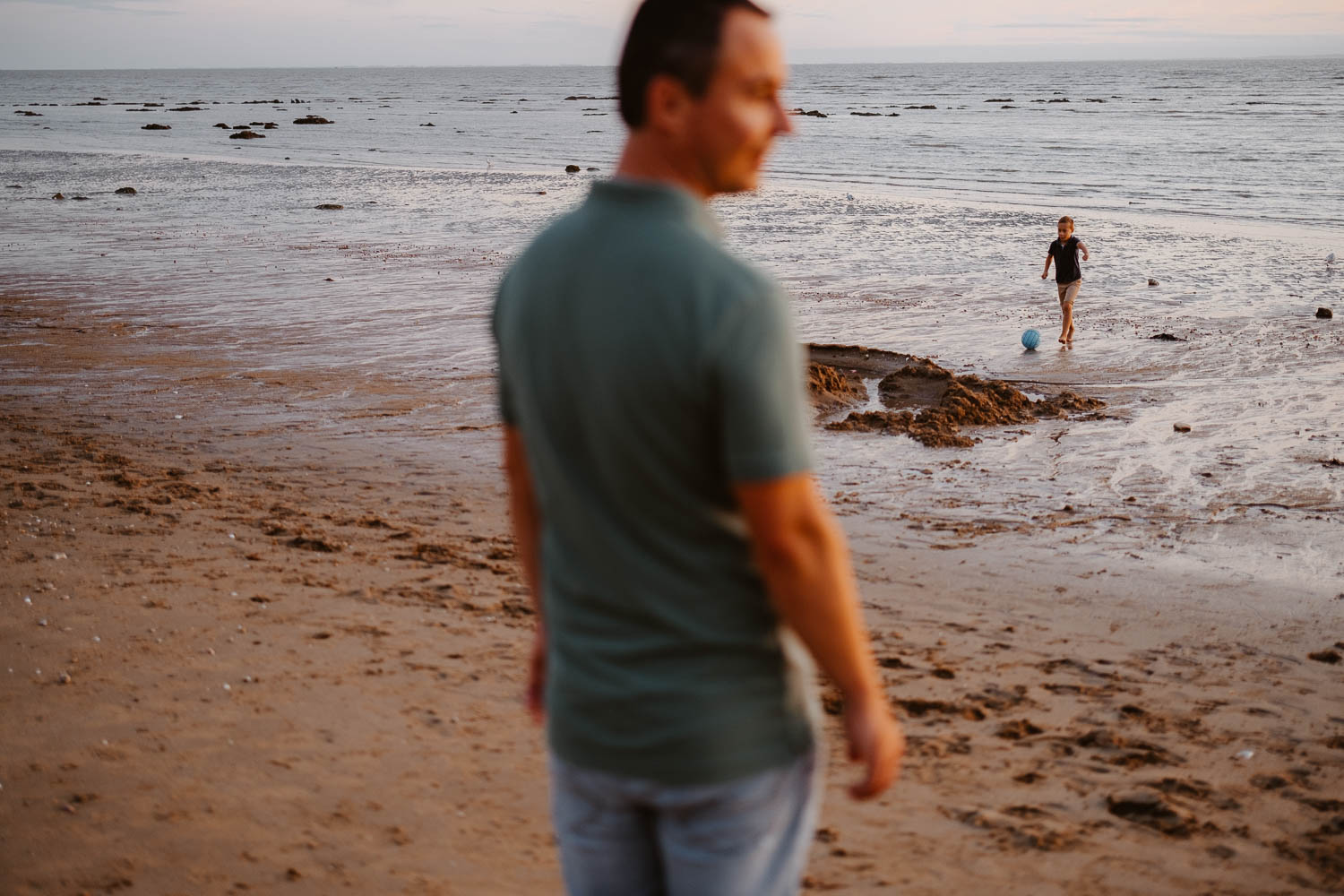 Séance photo de famille en bord de mer au coucher de soleil près de Pornic en loire atlantique